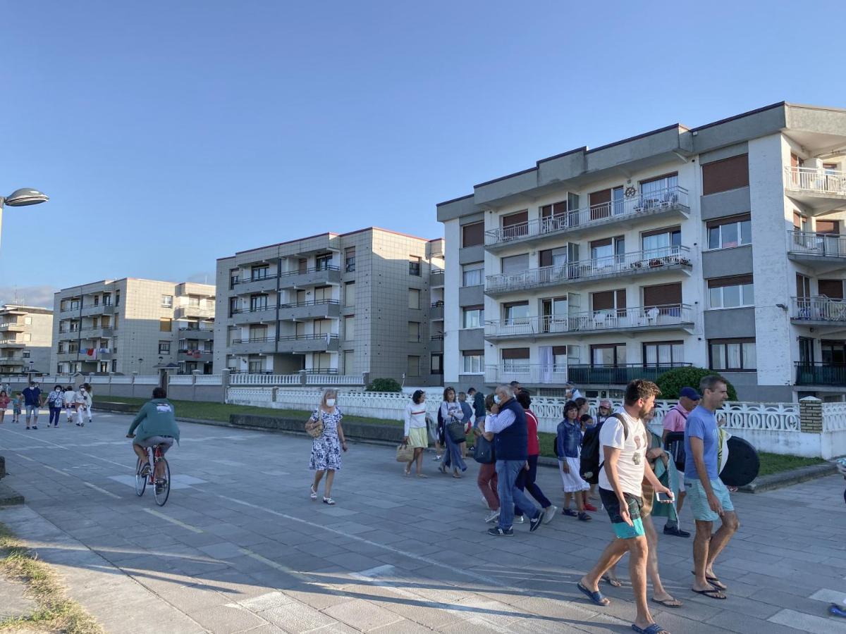 Piso Primera Linea De Playa Laredo Exterior photo